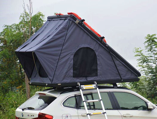 육안으로 보이지 않는 사다리와 SUV 단단한 쉘 125 센티미터 4x4 루프 톱 텐트를 야영시키는 가족